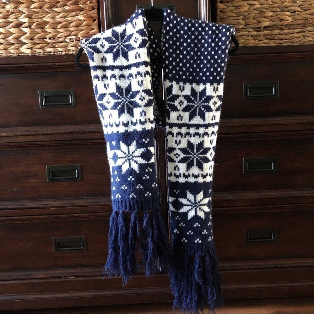 Blue and white Nordic print scarf